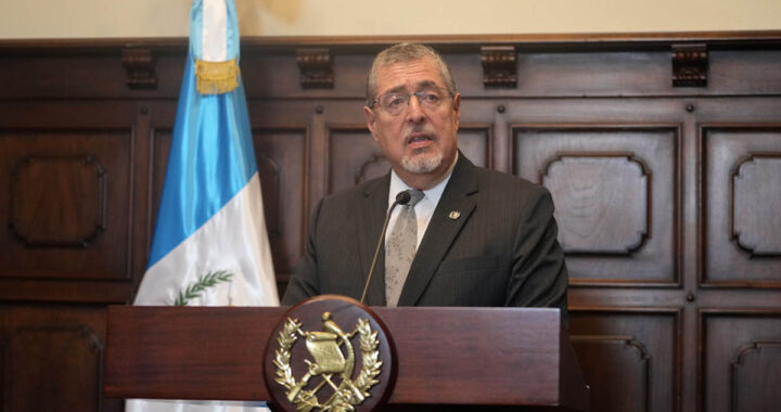 El presidente de Guatemala, Bernardo Arévalo, en una rueda de prensa sobre el presunto acuerdo con EE.UU.