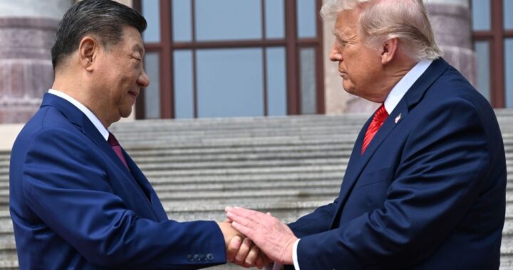 El presidente de Estados Unidos, Donald Trump, sonriendo en una reunión con Xi Jinping en Pekín