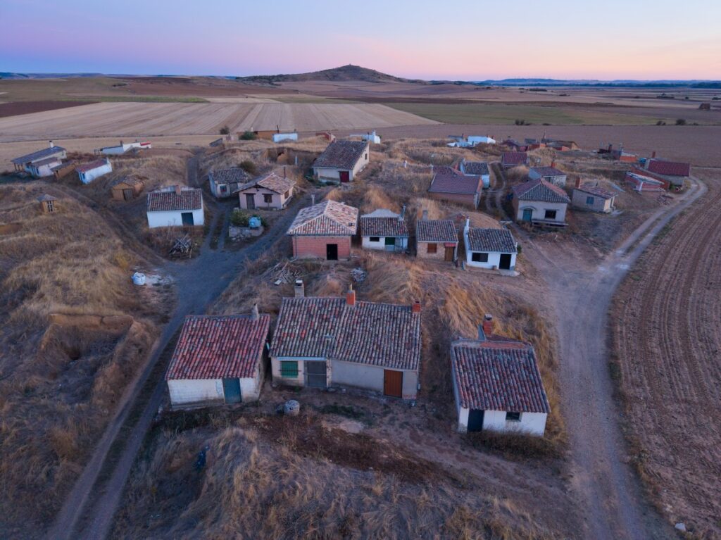 Un pueblo de montaña en España con calles vacías y casas antiguas, busca nuevos habitantes.
