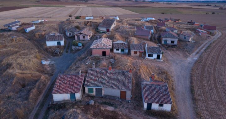 Un pueblo de montaña en España con calles vacías y casas antiguas, busca nuevos habitantes.
