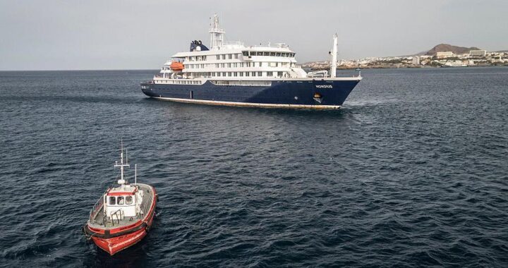 Un crucero afectado por un brote de hantavirus fondea en un puerto seguro