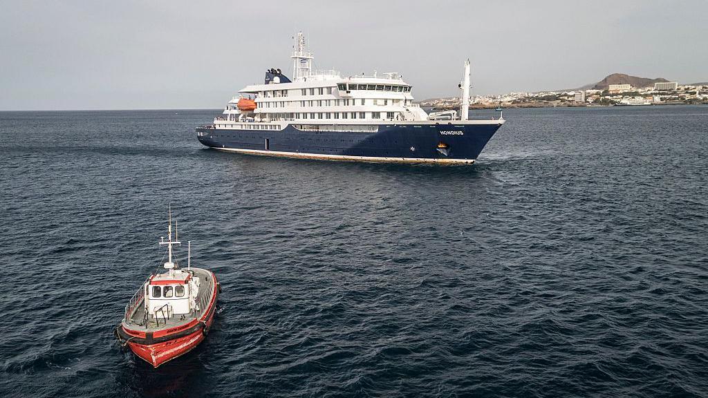 Un crucero afectado por un brote de hantavirus fondea en un puerto seguro