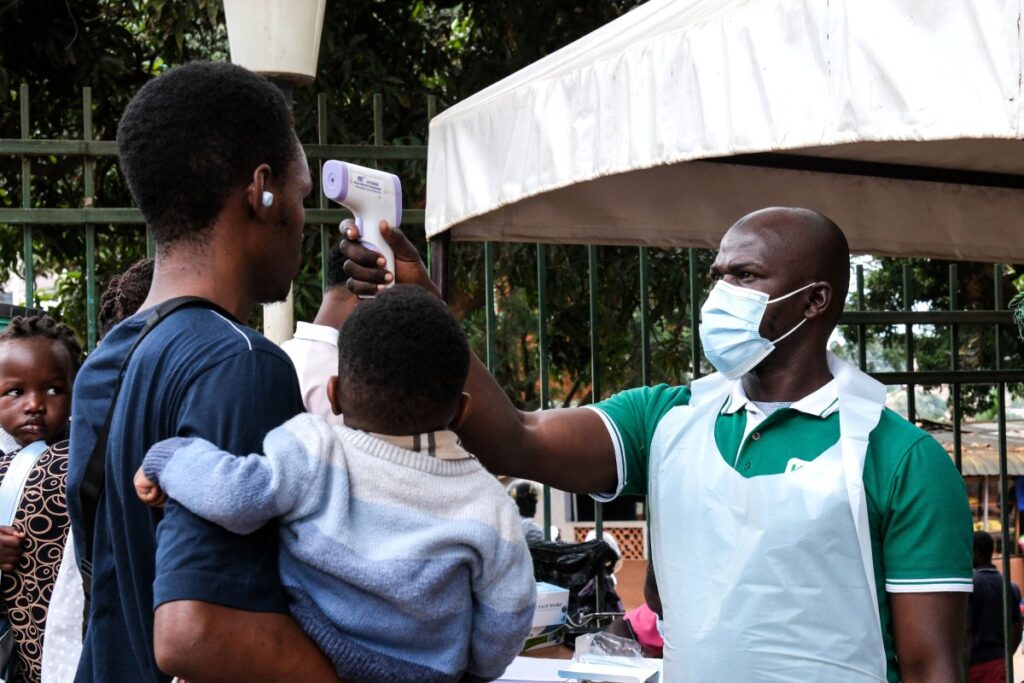 Una trabajadora sanitaria en una zona de aislamiento de ébola en el Congo
