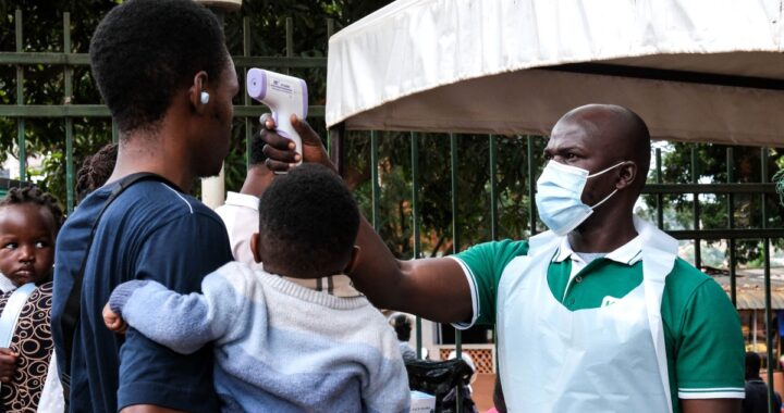 Una trabajadora sanitaria en una zona de aislamiento de ébola en el Congo