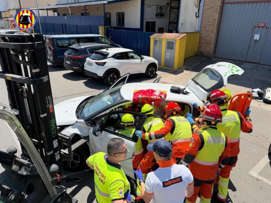 Rescatan a un conductor atrapado tras penetrar la pala de una carretilla elevadora en el vehículo en Rafelbunyol