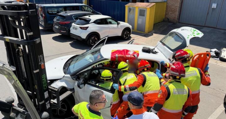 Rescatan a un conductor atrapado tras penetrar la pala de una carretilla elevadora en el vehículo en Rafelbunyol