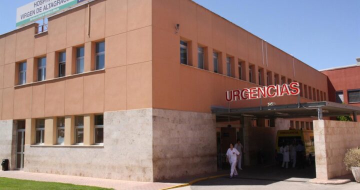 Un joven siendo atendido tras un accidente de moto en la calle