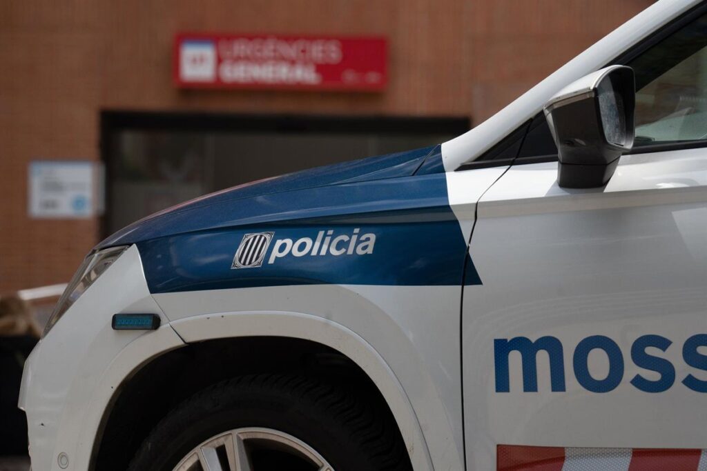 Imagen de un agente de policía en el Fòrum de Barcelona durante la Feria de Abril