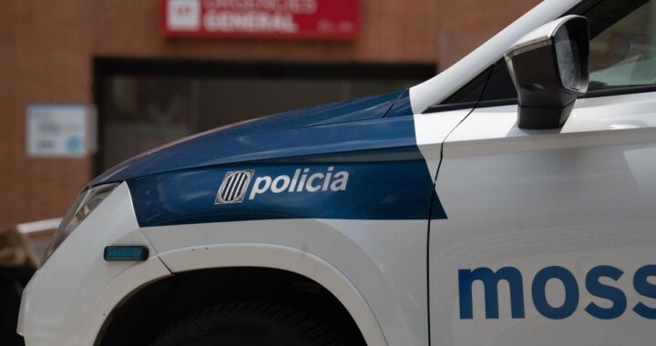 Imagen de un agente de policía en el Fòrum de Barcelona durante la Feria de Abril