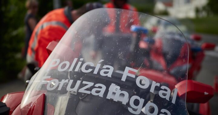 Una mujer mayor conduciendo un vehículo por una calle de Extrarri
