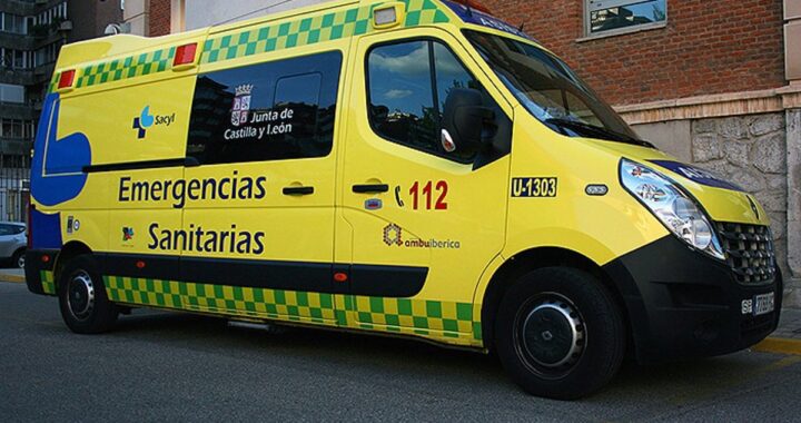 Un vehículo se empotra en una valla en la calle José Zorrilla de Segovia