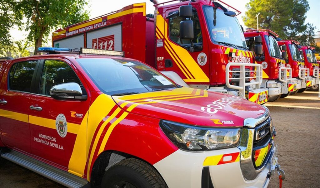 Imagen de un camión de bomberos en una calle con humo tras un incendio en una vivienda