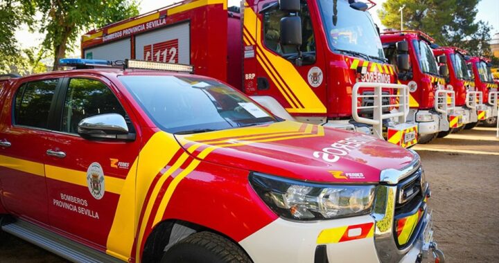 Imagen de un camión de bomberos en una calle con humo tras un incendio en una vivienda