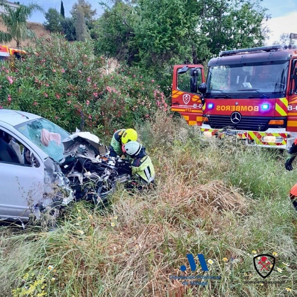 Vehículo rescatado tras accidente de tráfico en Torremolinos