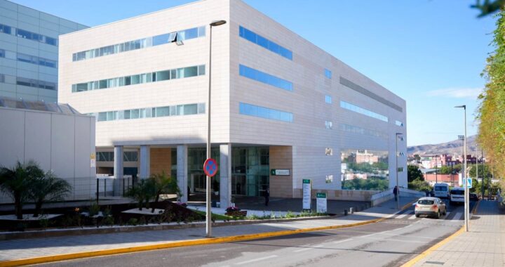Un trabajador atendido por sanitarios tras sufrir un fuerte traumatismo en la cabeza