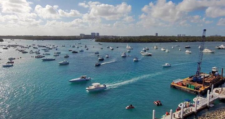 Barco en el agua con humo saliendo de él tras una explosión cerca de la costa de Miami