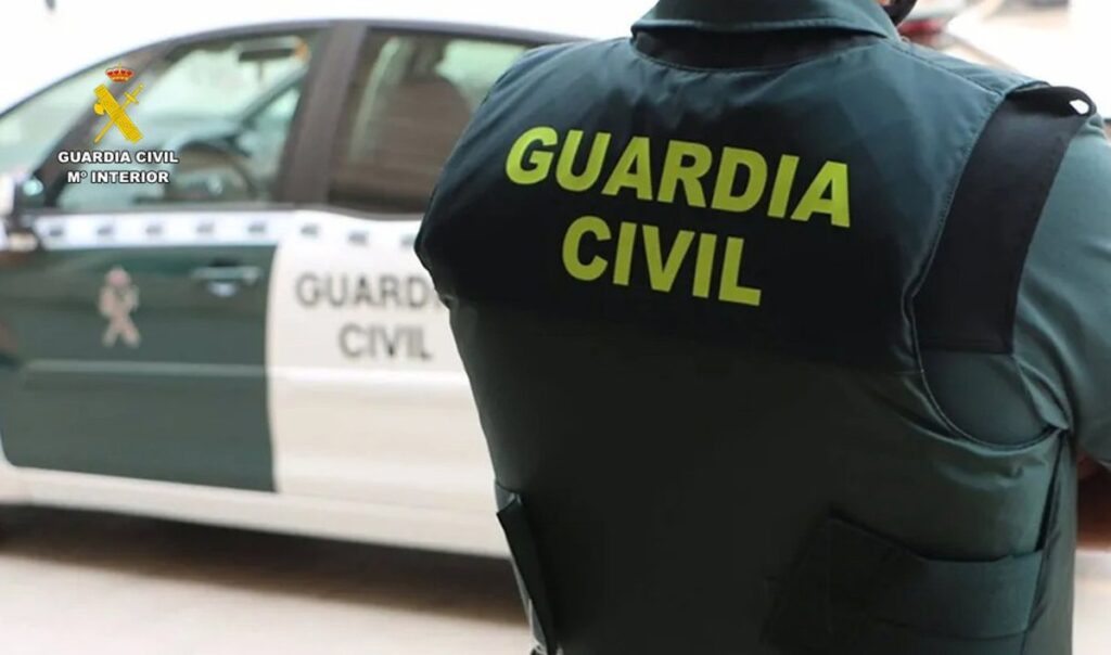 Guardia Civil ayudando a una joven de 26 años que quedó inconsciente