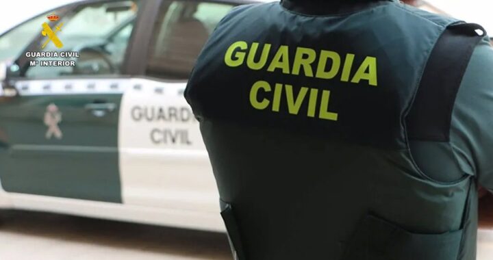 Guardia Civil ayudando a una joven de 26 años que quedó inconsciente