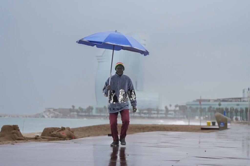 Imagen de alerta meteorológica con lluvia intensa y truenos