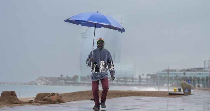 Imagen de alerta meteorológica con lluvia intensa y truenos