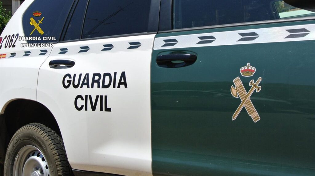 Trabajador recibiendo atención médica tras sufrir un corte abdominal con una sierra eléctrica