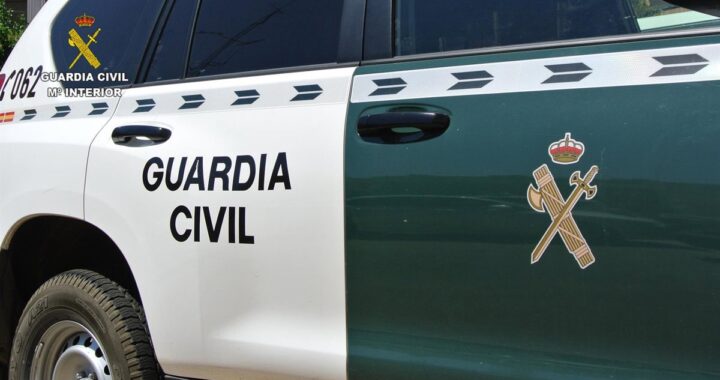 Trabajador recibiendo atención médica tras sufrir un corte abdominal con una sierra eléctrica