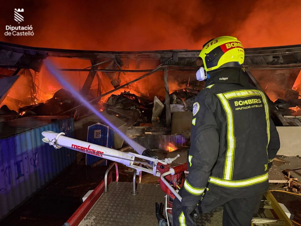 Imagen de un incendio industrial en una empresa de procesado de almendra