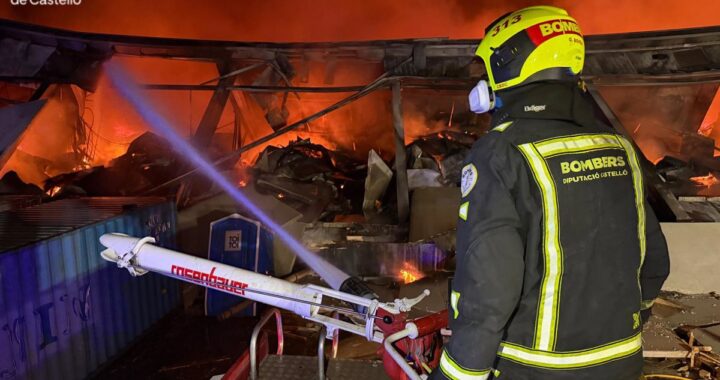 Imagen de un incendio industrial en una empresa de procesado de almendra