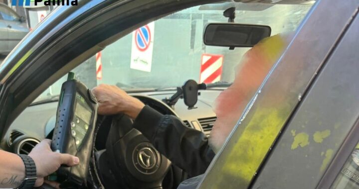 Imagen de un conductor siendo sometido a una prueba de alcoholemia por un agente de policía