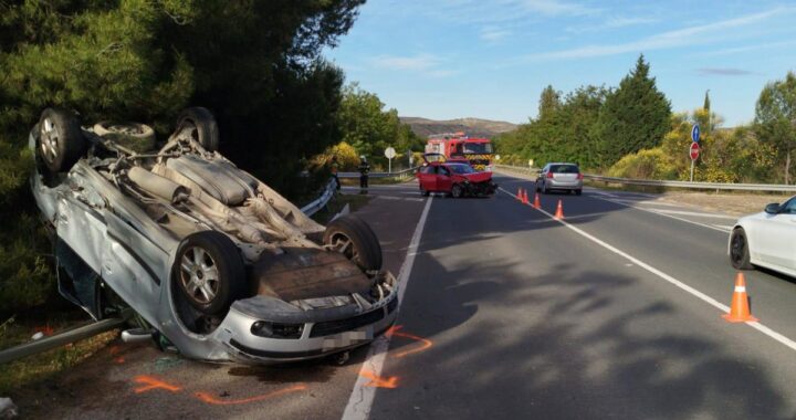 Vehículos siniestrados y servicios de emergencia en el lugar del accidente en San Adrián