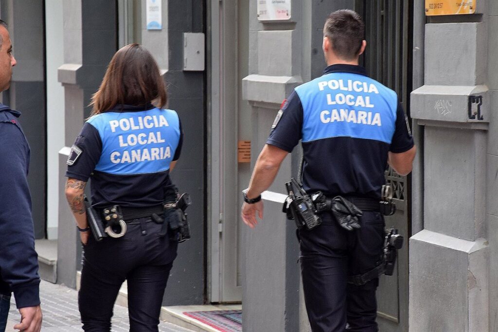 Imagen de un campo de fútbol con medidas de seguridad para prevenir agresiones en el deporte