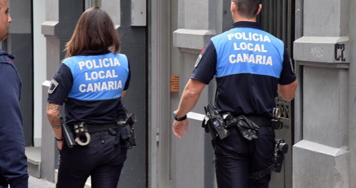 Imagen de un campo de fútbol con medidas de seguridad para prevenir agresiones en el deporte