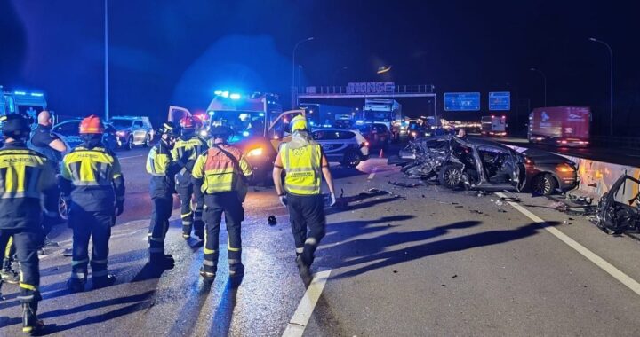 Imagen de un vehículo de Bomberos en el lugar de un accidente de tráfico en Villa de Vallecas