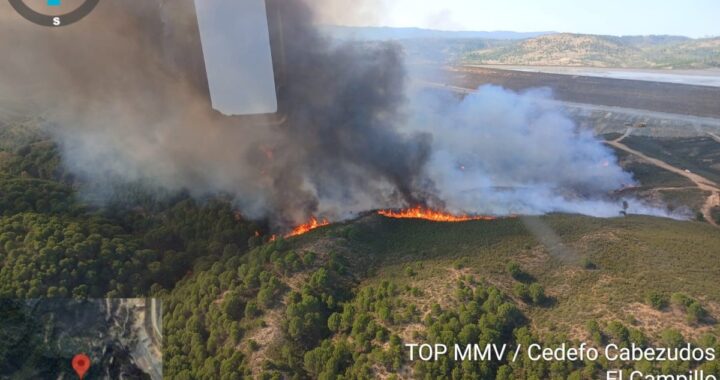 Un helicóptero semipesado trabaja en la extinción del incendio en la Cuenca Minera de Huelva