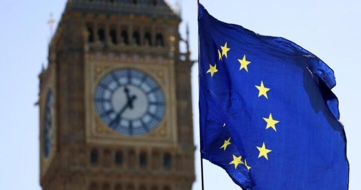 Imagen de un gráfico económico con un descenso en el centro, simbolizando la pérdida del 6% en el PIB de Reino Unido tras el Brexit