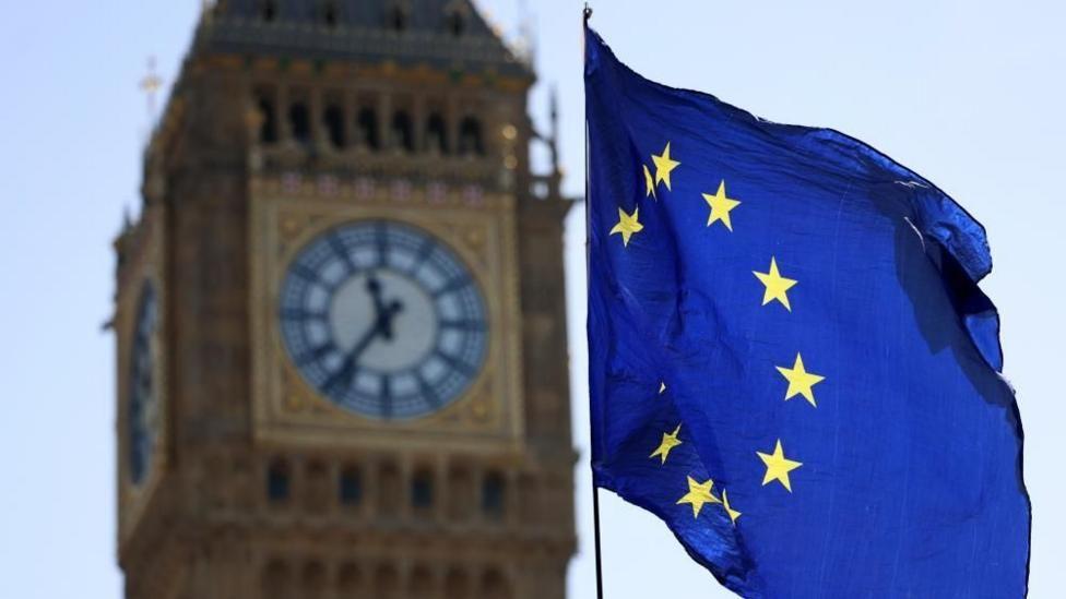 Imagen de un gráfico económico con un descenso en el centro, simbolizando la pérdida del 6% en el PIB de Reino Unido tras el Brexit