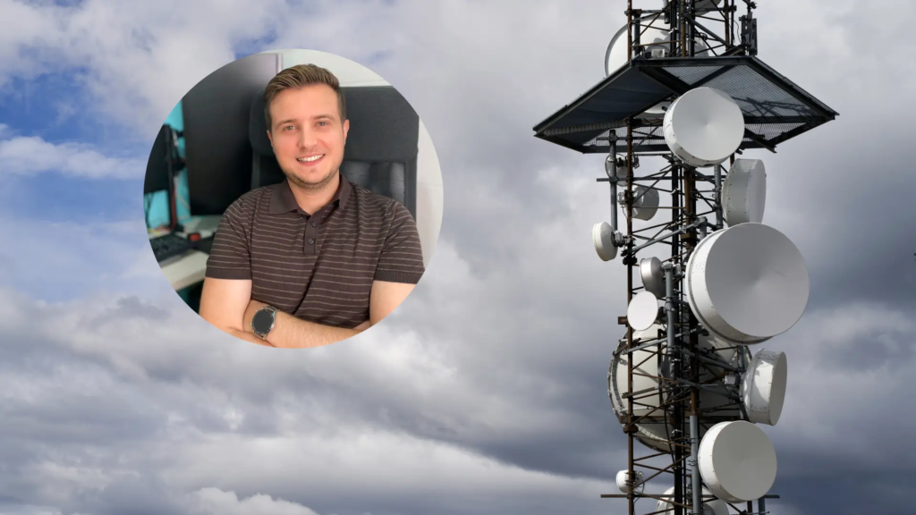 Jugador gestionando una red de telecomunicaciones en un juego de simulación