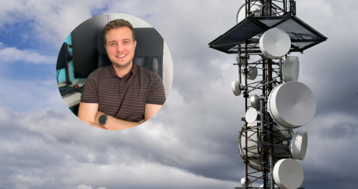 Jugador gestionando una red de telecomunicaciones en un juego de simulación