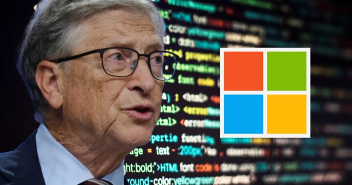 Bill Gates sonriendo mientras trabaja en su escritorio con una computadora de fondo