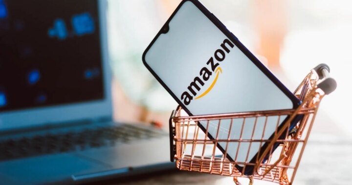Una persona sosteniendo un paquete de Amazon con una expresión de alivio al poder añadir artículos a su pedido