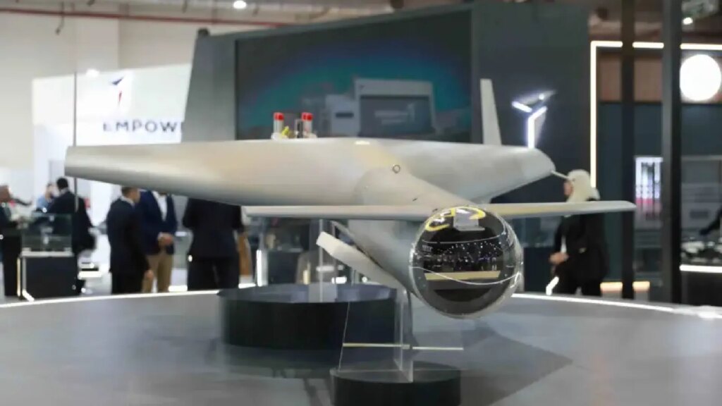Imagen de un dron egipcio Jabbar 150 en vuelo, con una ojiva de 50kg y alcance de 1500km