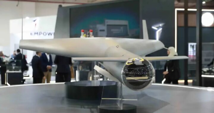 Imagen de un dron egipcio Jabbar 150 en vuelo, con una ojiva de 50kg y alcance de 1500km