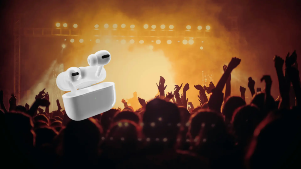 Una chica sonriendo con AirPods puestos en un concierto con luces de colores de fondo