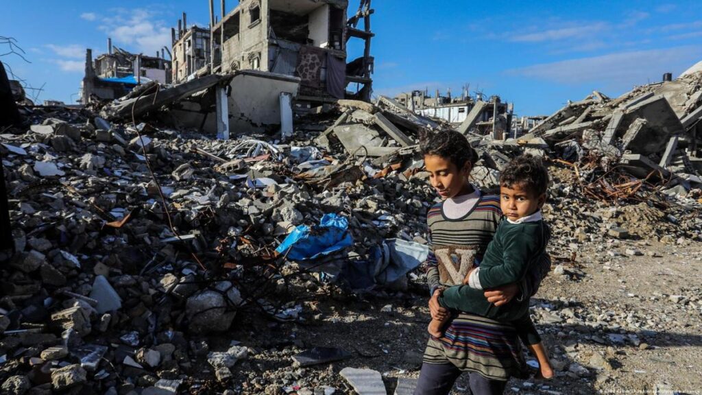 Imagen de la Franja de Gaza con banderas de Palestina y la ONU