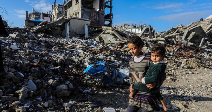 Imagen de la Franja de Gaza con banderas de Palestina y la ONU