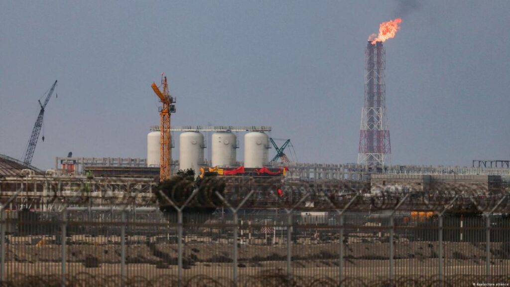 Imagen de una fábrica de gas licuado en Ras Laffan, Qatar, con humo saliendo de la instalación después de una fuerte explosión