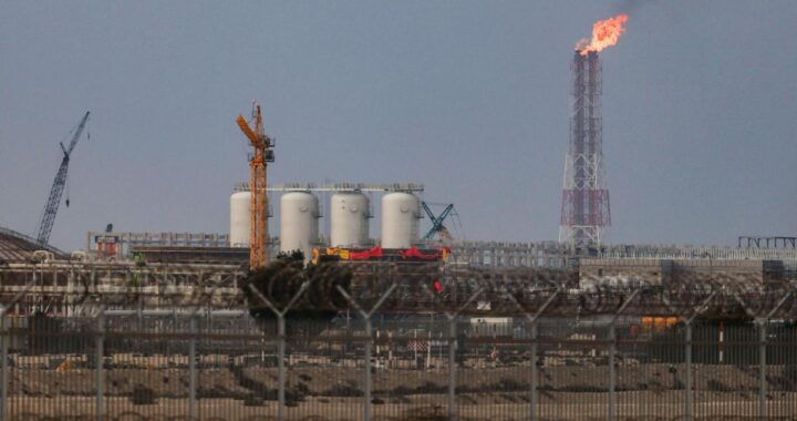 Imagen de una fábrica de gas licuado en Ras Laffan, Qatar, con humo saliendo de la instalación después de una fuerte explosión