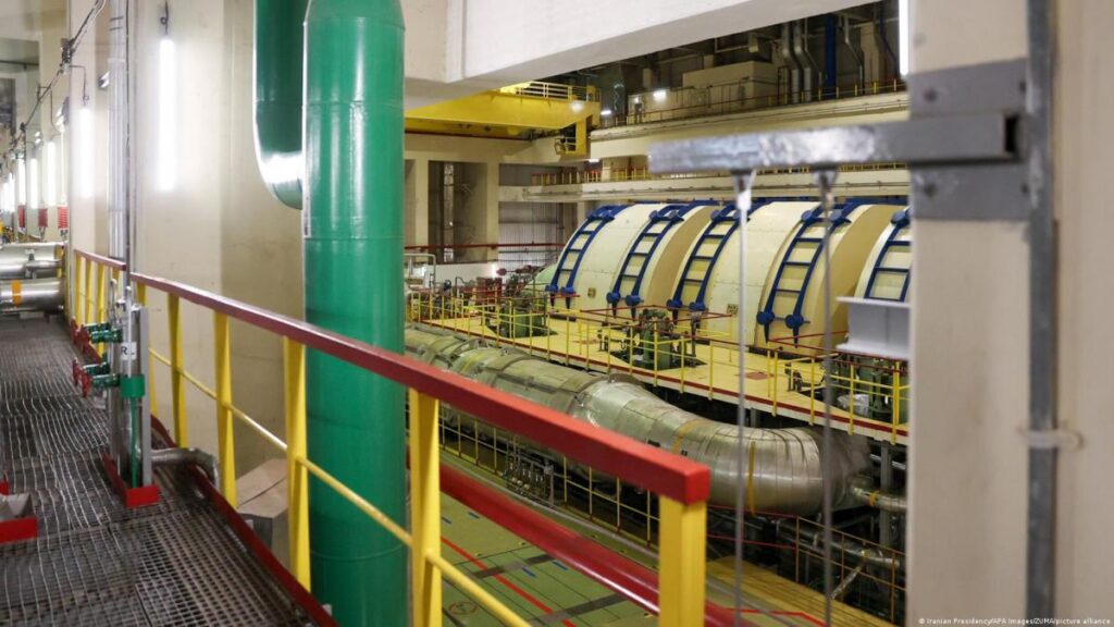 Imagen de una instalación nuclear en Irán con bandera ondeando