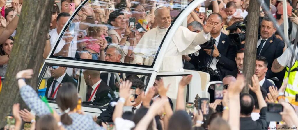 Imagen del papa León XIV durante la misa en la plaza de Cibeles de Madrid