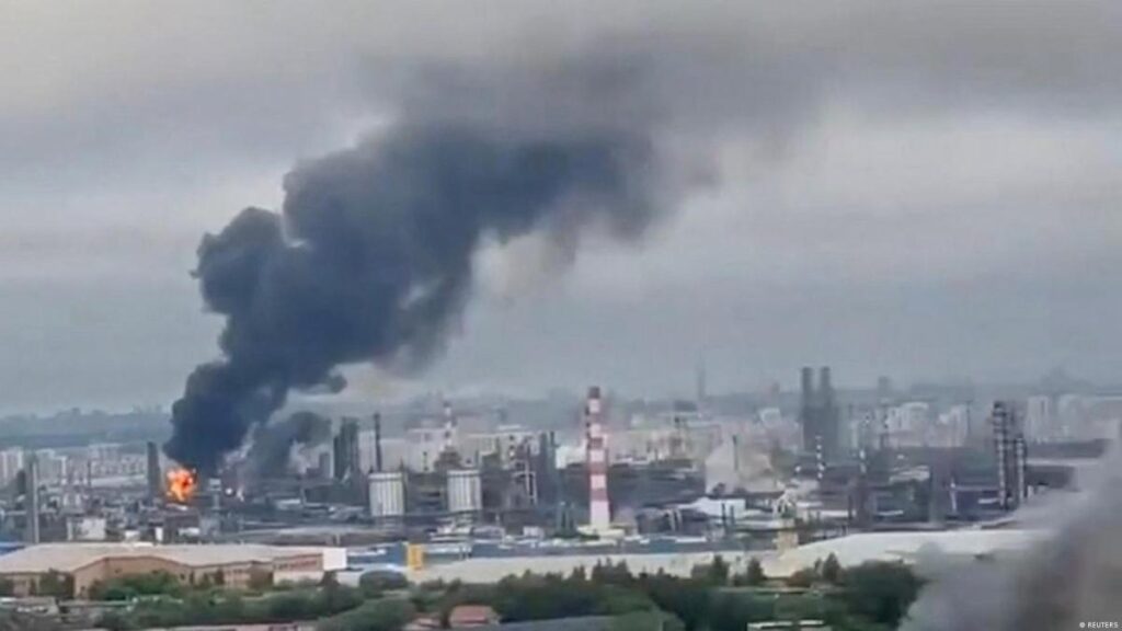 Imagen de una refinería en llamas tras el ataque ucraniano con drones en Moscú